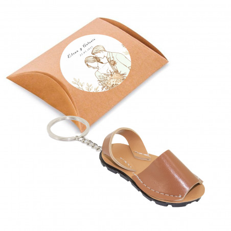 Chaveiro mini chinelo em caixa kraft com adesivo de Casamento para presentear