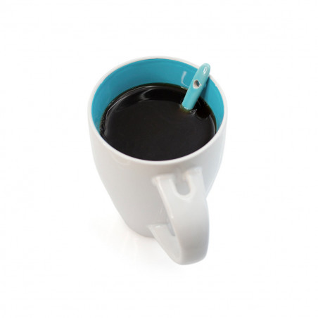 Caneca de cerâmica com colher azul personalizada com adesivo de bebê para Batizados