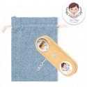 Abridor e saca-rolhas de madeira e ímã em bolsa de tecido azul com adesivo personalizado de menino de comunhão