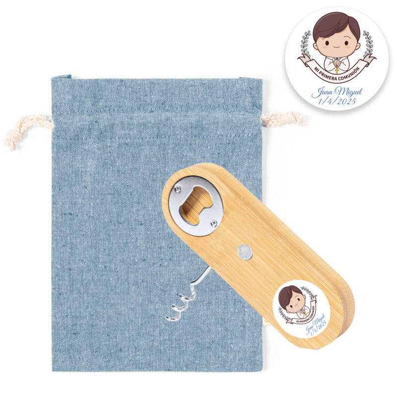 Abridor e saca-rolhas de madeira e ímã em bolsa de tecido azul com adesivo personalizado de menino de comunhão