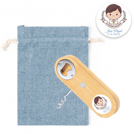 Abridor e saca-rolhas de madeira e ímã em bolsa de tecido azul com adesivo personalizado de menino de comunhão