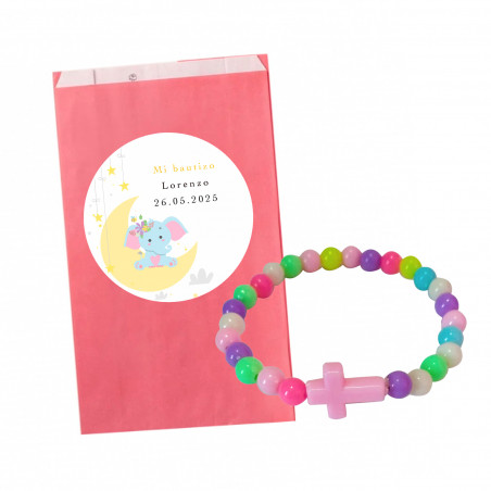 Pulseira de contas coloridas com cruz em envelope rosa com adesivo infantil personalizado