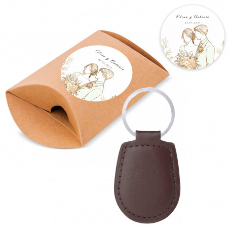 Chaveiro em couro sintético marrom em bolsa kraft com adesivo personalizado para casamentos