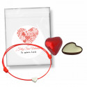 Pulseira de cordão com coração e bombons em bolsa com adesivo personalizado para presentear