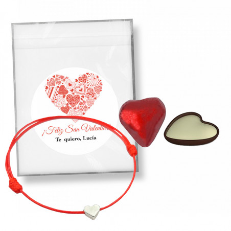 Pulseira de cordão com coração e bombons em bolsa com adesivo personalizado para presentear