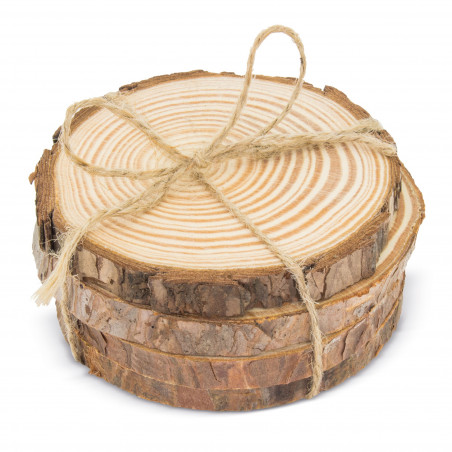 Porta-copos de madeira natural com etiqueta personalizada, detalhe rústico e ecológico para casamentos