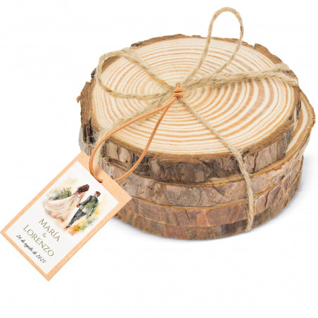 Porta-copos de madeira natural com etiqueta personalizada, detalhe rústico e ecológico para casamentos