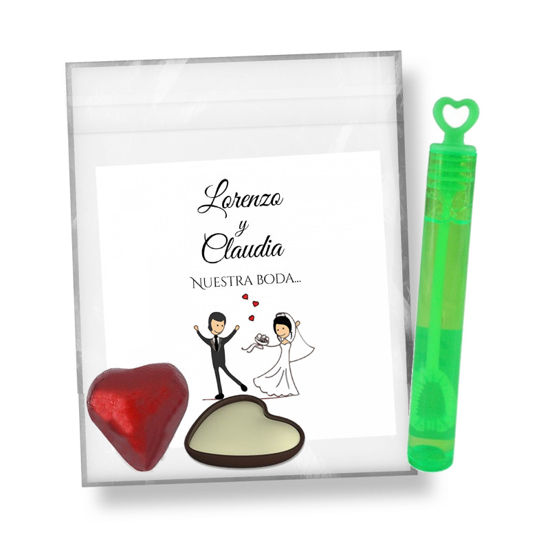 Pomperos e bombons de chocolate em forma de coração em bolsa transparente com cartão de lembrança de casamento