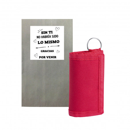 Bolsa porta-chaves vermelha apresentada com envelope e adesivo de agradecimento de aniversário
