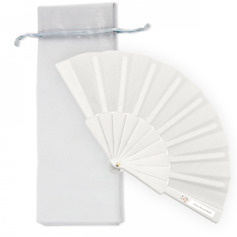 Leque branco com adesivo floral personalizável em elegante bolsa de organza para presentear