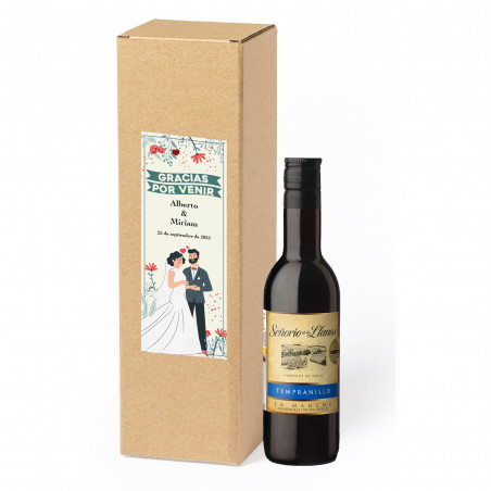Vinho tinto com caixa de papel kraft e adesivo personalizado para casamentos