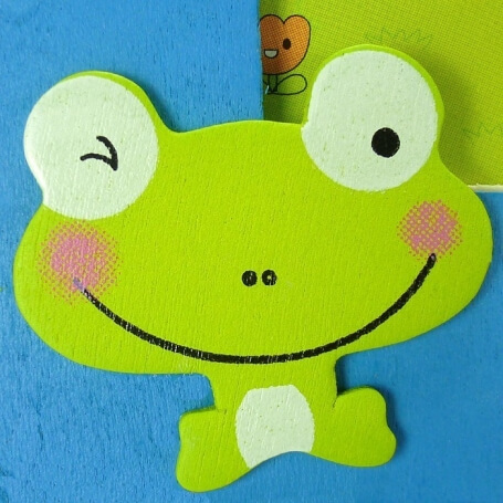 Porta-retratos infantil de madeira com rã Um detalhe encantador para os pequenos