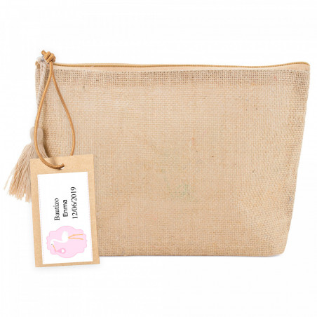 Necessaire de juta com pompom e etiqueta pendurada com adesivo de batizado rosa para presentes