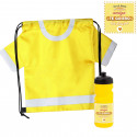 Mochila em formato de camiseta e garrafa de bebida amarela com adesivo para amigos
