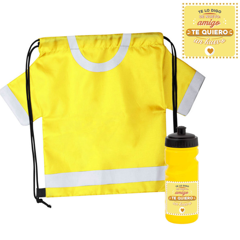 Mochila em formato de camiseta e garrafa de bebida amarela com adesivo para amigos