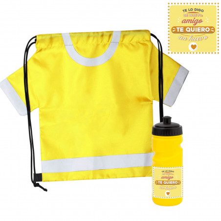 Mochila em formato de camiseta e garrafa de bebida amarela com adesivo para amigos