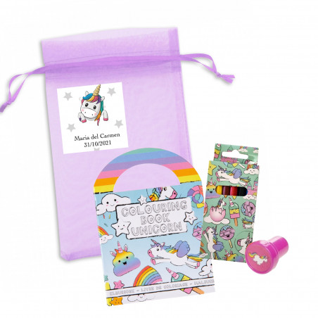 Livro de colorir com adesivos, caixa de lápis e carimbo de unicórnio em bolsa de organza com adesivo para detalhe infantil
