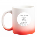 Caneca de sublimaçã com acabamento fosco vermelho com adesivo de noivos design linear para detalhes de casamentos