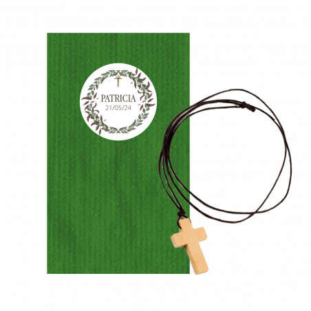 Colar em forma de cruz de madeira com envelope personalizado para convidados