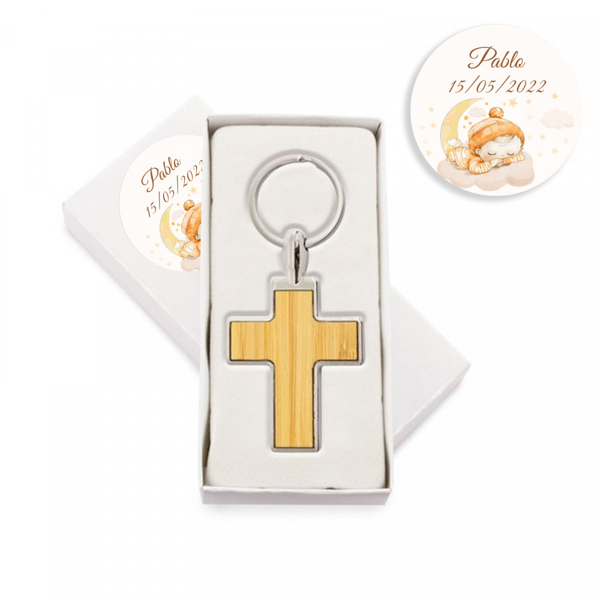 Chaveiro em forma de cruz de metal com bambu em caixinha personalizada com adesivo de batizado para lembrancinha