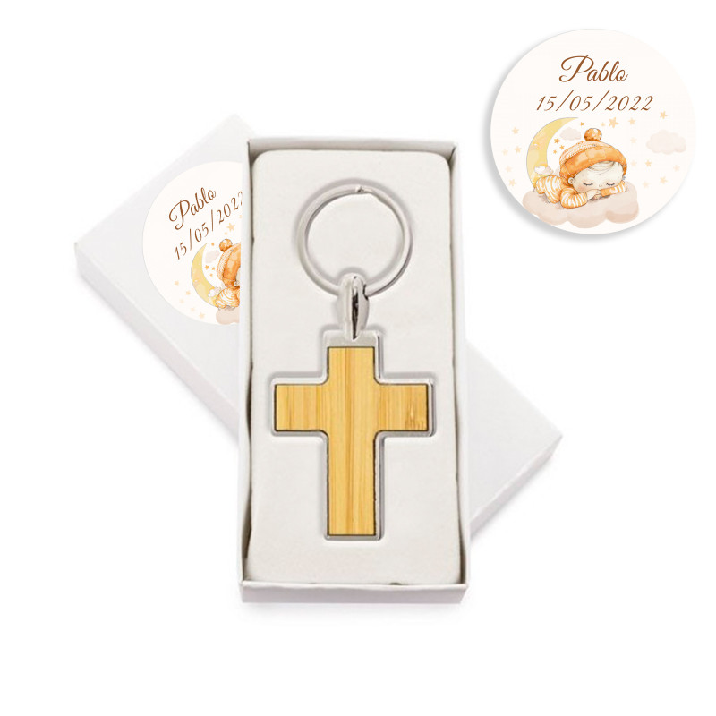 Chaveiro em forma de cruz de metal com bambu em caixinha personalizada com adesivo de batizado para lembrancinha