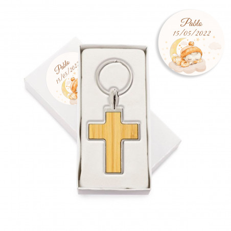 Chaveiro em forma de cruz de metal com bambu em caixinha personalizada com adesivo de batizado para lembrancinha