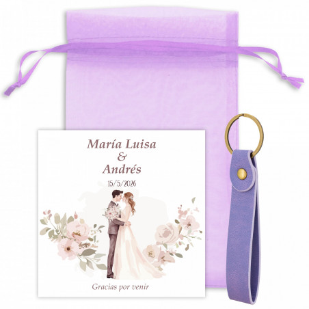 Chaveiro lilás com cartão de lembrança em uma charmosa bolsa de organza lilás para detalhes de casamento