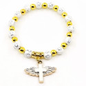 Pulseira elástica com contas brancas e douradas e pingente de cruz com asas Lembrança especial para eventos