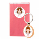 Chaveiro de madeira com adesivo de comunhão menina em bolsa kraft rosa personalizada para lembrancinhas de primeira comunhão