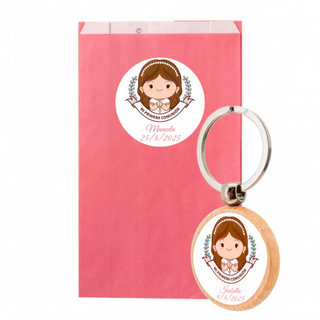 Chaveiro de madeira com adesivo de comunhão menina em bolsa kraft rosa personalizada para lembrancinhas de primeira comunhão