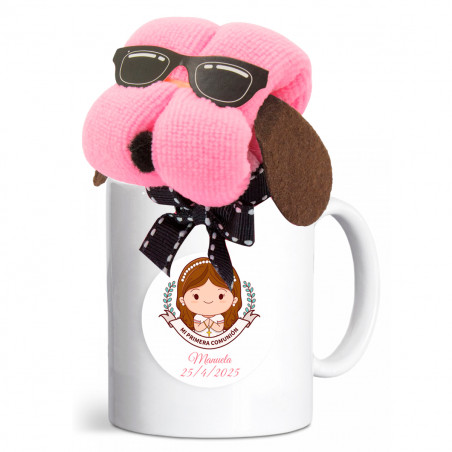Toalha em formato de cachorrinho em um copo de cerâmica personalizado com um adesivo de primeira comunhão para detalhes