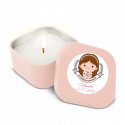 Vela perfumada em caixa metálica rosa com adesivo de 5cm para primeira comunhão