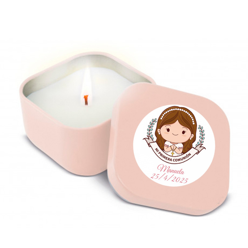 Vela perfumada em caixa metálica rosa com adesivo de 5cm para primeira comunhão