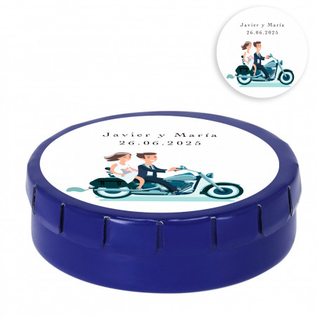 Balas de menta sem açúcar em lata azul personalizada com adesivo de casamento