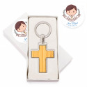 Chaveiro em forma de cruz metálica em caixa personalizada com adesivo de primeira comunhão para menino para presentear