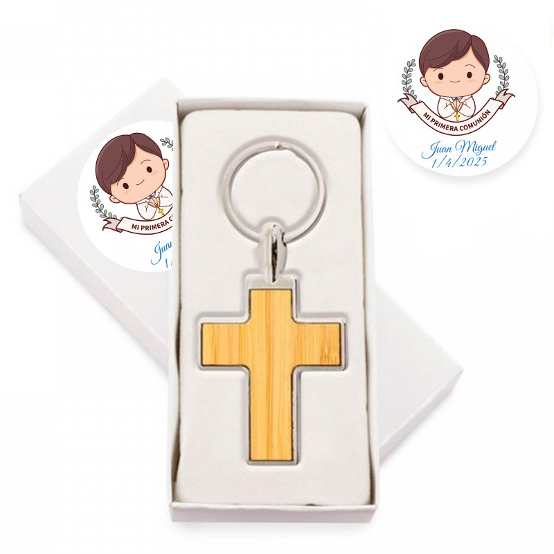 Chaveiro em forma de cruz metálica em caixa personalizada com adesivo de primeira comunhão para menino para presentear
