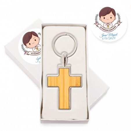 Chaveiro em forma de cruz metálica em caixa personalizada com adesivo de primeira comunhão para menino para presentear