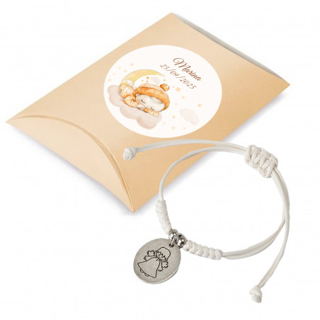 Pulseira de cordão com medalha de anjo em estojo personalizado com bebê dormindo para batizados