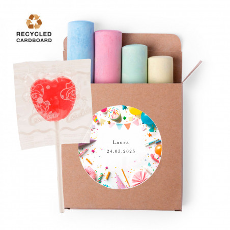 Maxi giz de cores em caixa com adesivo 5cm de aniversário e pirulito de morango para presentear