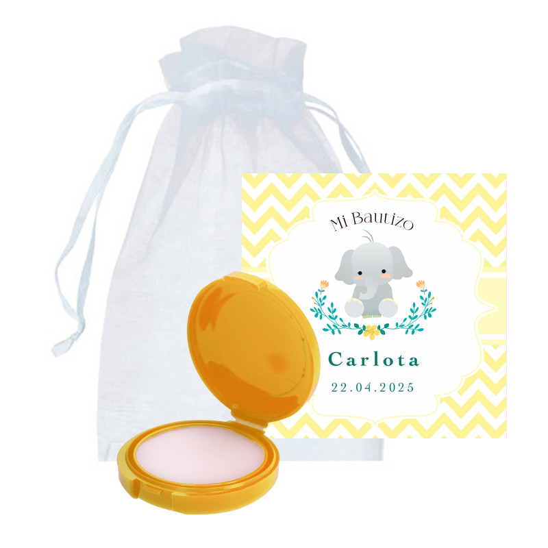 Bálsamo labial em estojo amarelo com cartão personalizável em bolsa de organza branca para detalhe de batizado