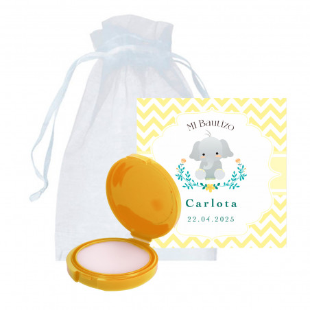 Bálsamo labial em estojo amarelo com cartão personalizável em bolsa de organza branca para detalhe de batizado