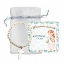 Pulseira de pérolas com cruz e cartão personalizado em bolsa de organza para lembranças de comunhão de menina
