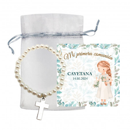Pulseira de pérolas com cruz e cartão personalizado em bolsa de organza para lembranças de comunhão de menina