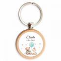 Chaveiro de madeira com adesivo personalizável em caixa de ursinho para detalhes de batismo