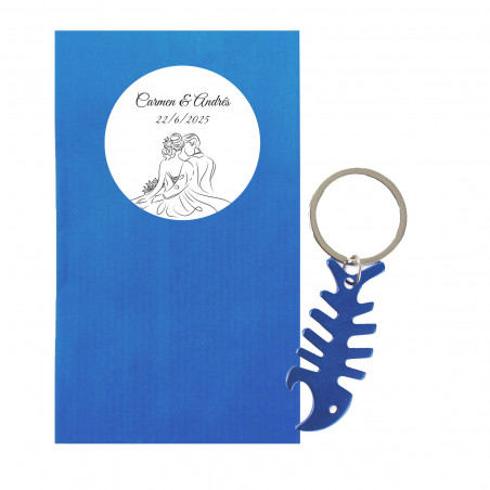 Chaveiro abridor de garrafas em formato de espinha de peixe azul com envelope kraft e adesivo de casamento personalizado