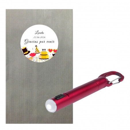Caneta vermelha com lanterna LED apresentada em envelope cinza e adesivo de aniversário personalizado