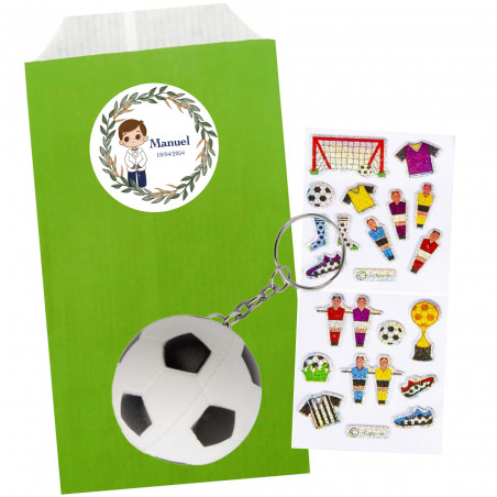 Chaveiro e adesivos de futebol em envelope verde personalizado com adesivo de comunhão para menino
