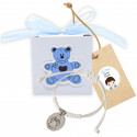 Pulseira com medalha de anjo em caixa com urso azul em relevo personalizada para detalhes de batizado de menino