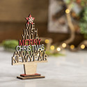 Pequena árvore de natal sobre a mesa apresentada em caixa quadrada de papelão