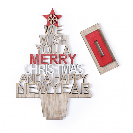 Pequena árvore de natal sobre a mesa apresentada em caixa quadrada de papelão